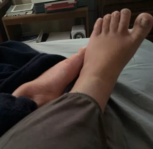 Come and worship my feet 👅