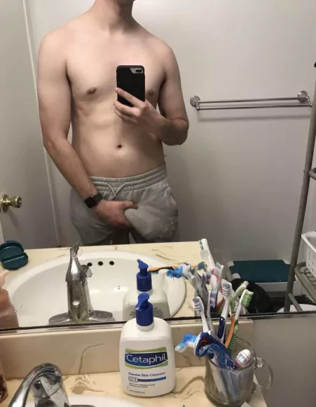 Come give me a hand while my girlfriend is gone at work?😏😈