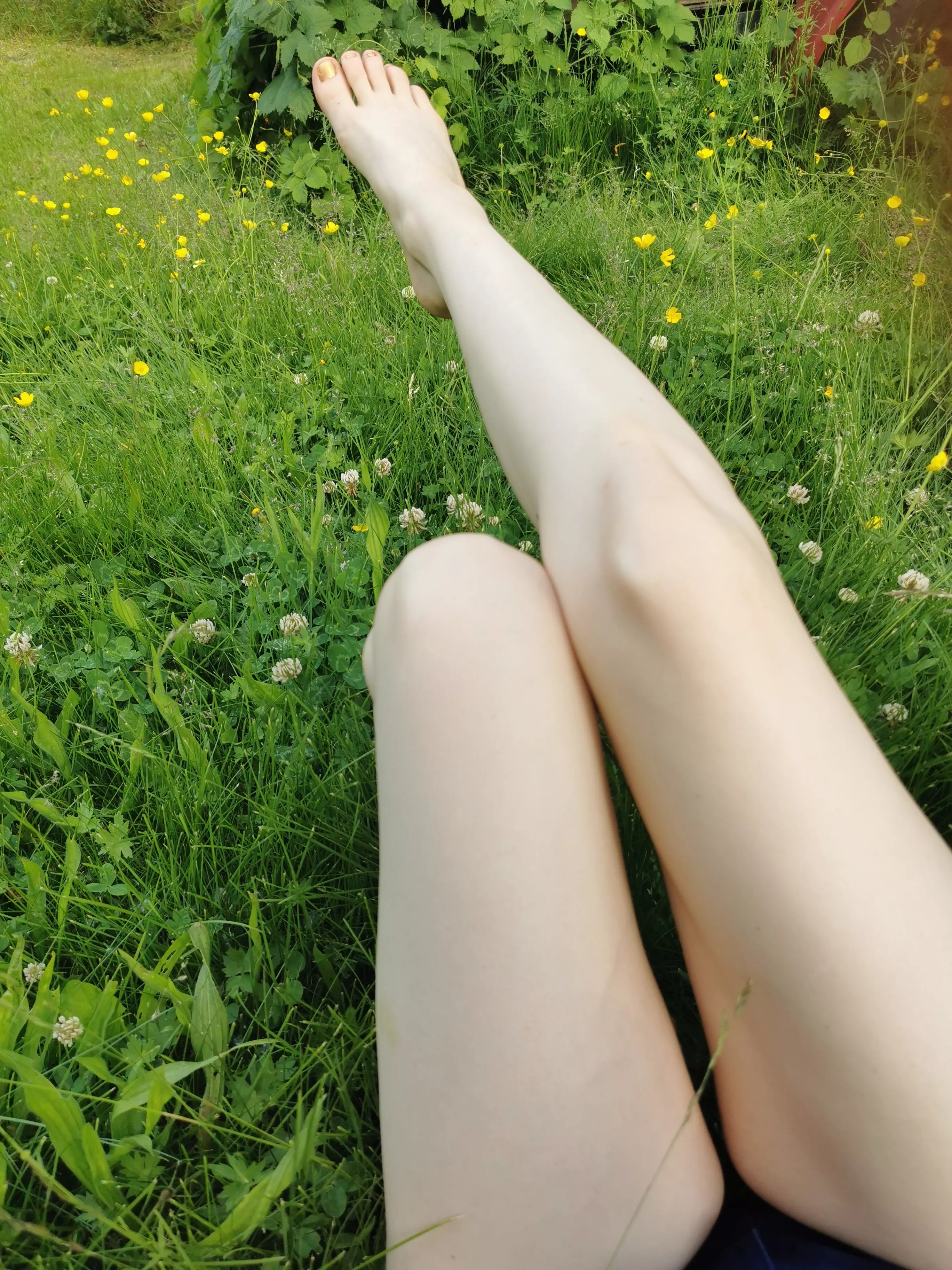 come give me a thigh rubdown please 😘