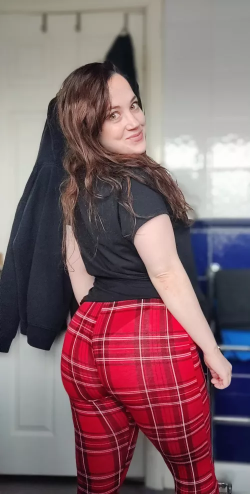 Come give my nose a boop! 😝 Feeling cuter and more confident lately! 🥰 [F]