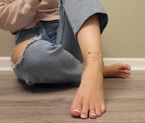 Come hereπ I have something for you.. I wanna put my sweet feetsies all over youπ DMs are Opennn