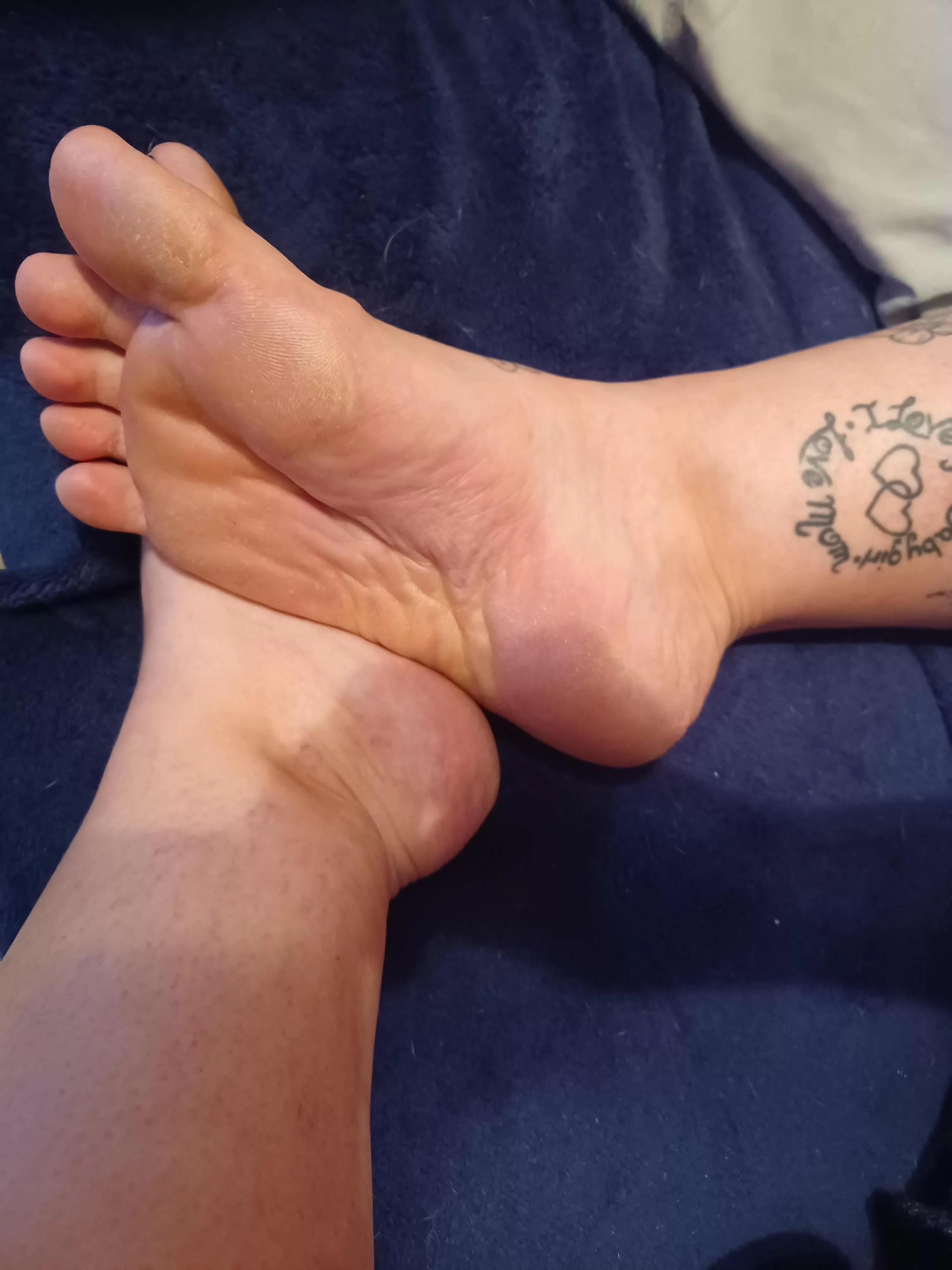 Come lotion my feet I'm tired! Come lotion my feet I'm tired!
