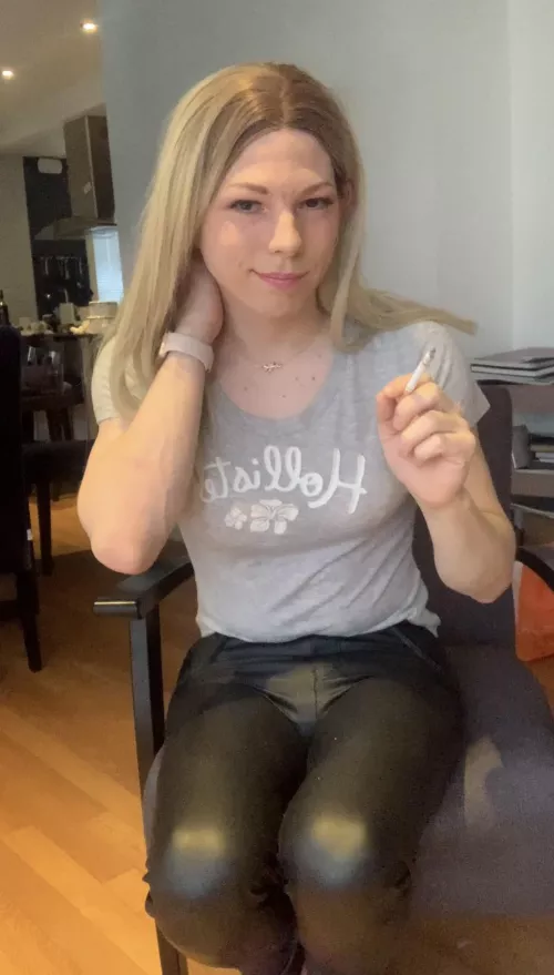 Come oooon, why are you looking at me like that babe, quit iiit 😂😳