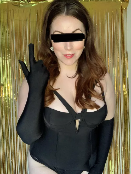 Come play, I love spanking subs while wearing satin gloves 🥵