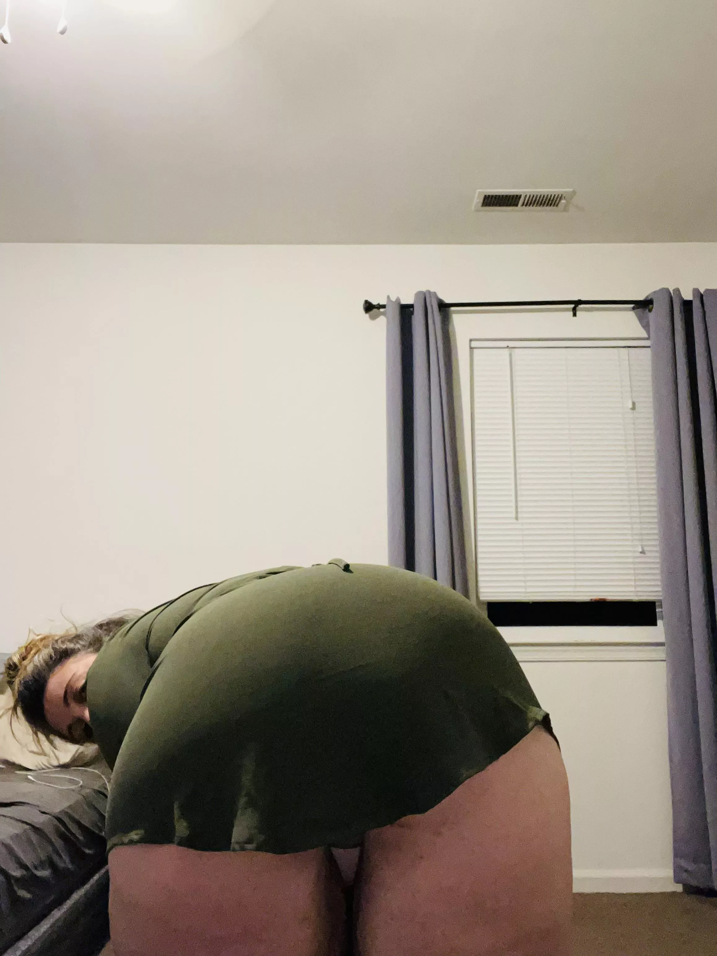 Come see what is under my dress😉 Come see what is under my dress😉