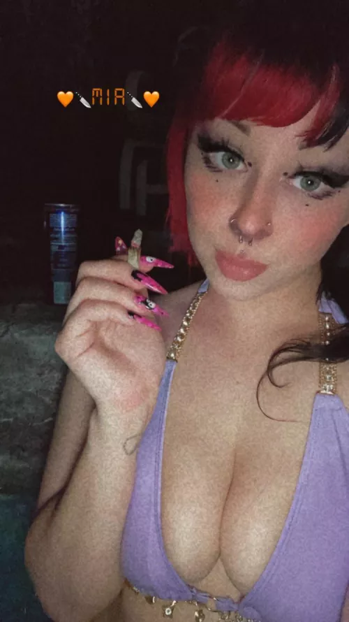 Come smoke in this hot tub with me🖤