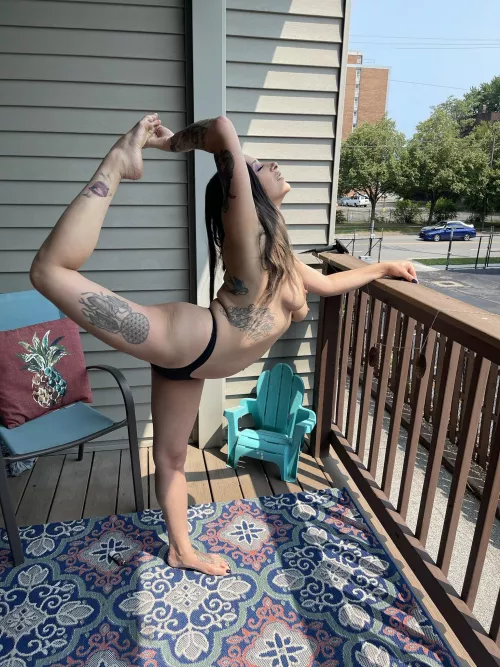 Come stretch with me 🧘♂️