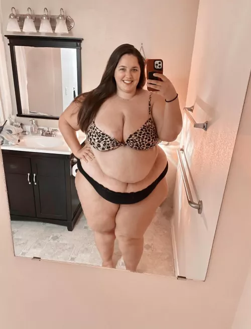 Come take a dip with me in the pool, I love getting wet π¦