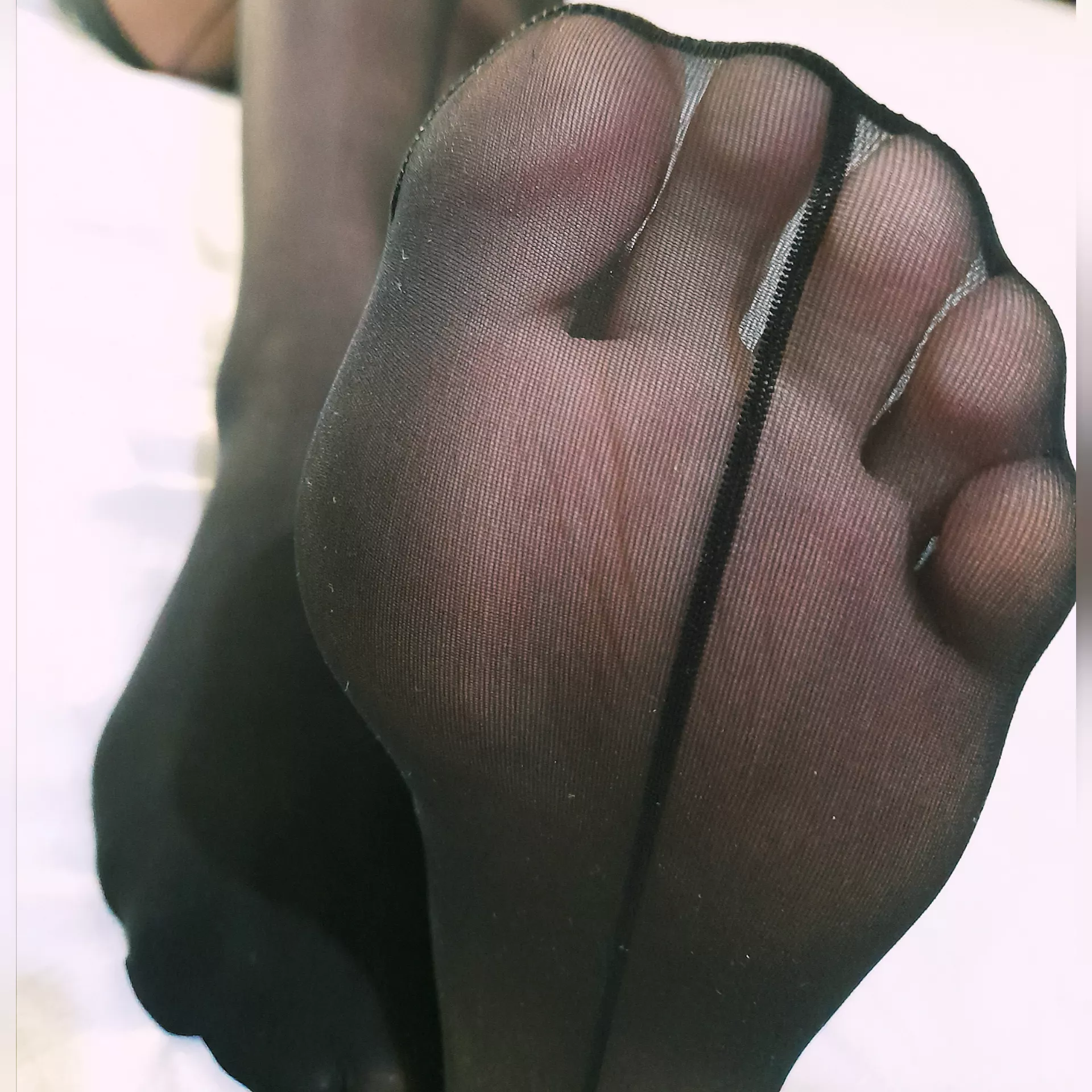 Come to worship my toes 🖤