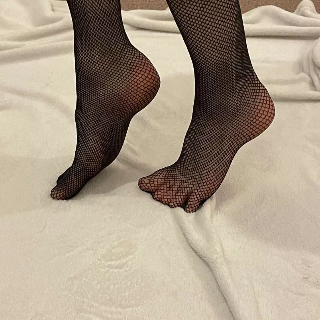 Come worship my feet. I bet u can make you cum Come worship my feet. I bet u can make you cum