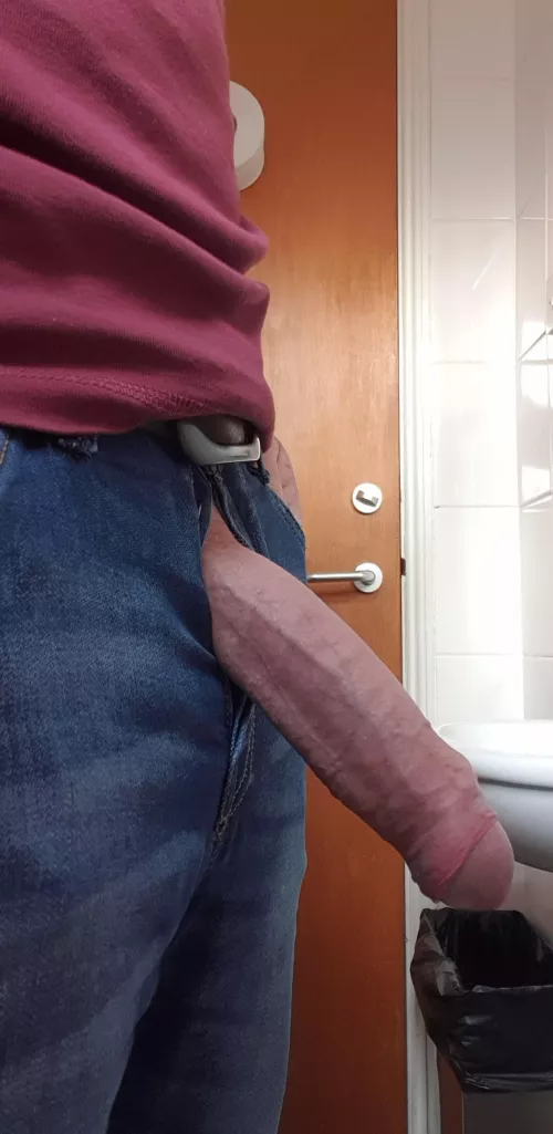 Commando in jeans!! 🍆