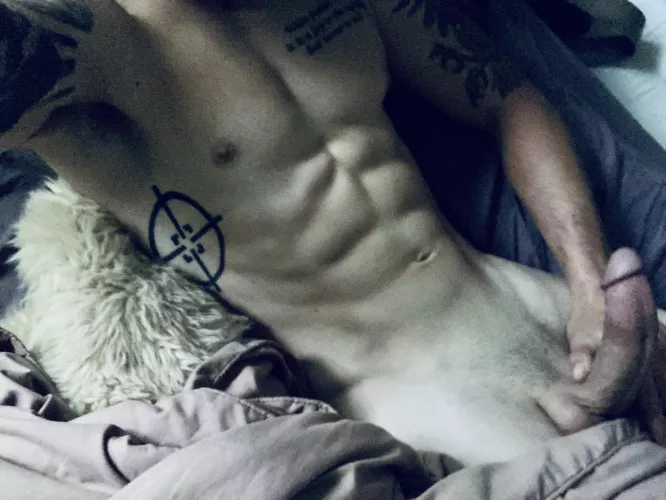 Convince me to stay in bed with you today 😜