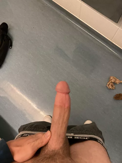 Could u be quiet enough to take this in a public bathroom?