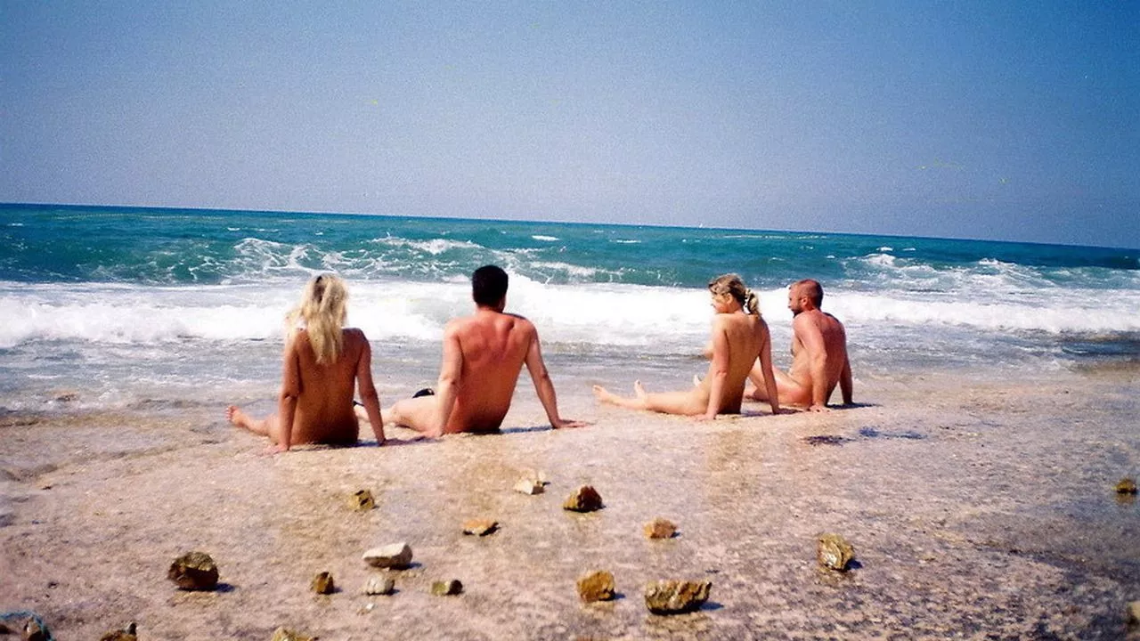 Couples at a safe distance Couples at a safe distance