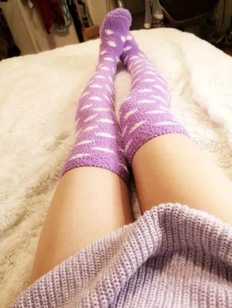 Cozy up with me and stroke my soft thighs through my thigh gap? ?