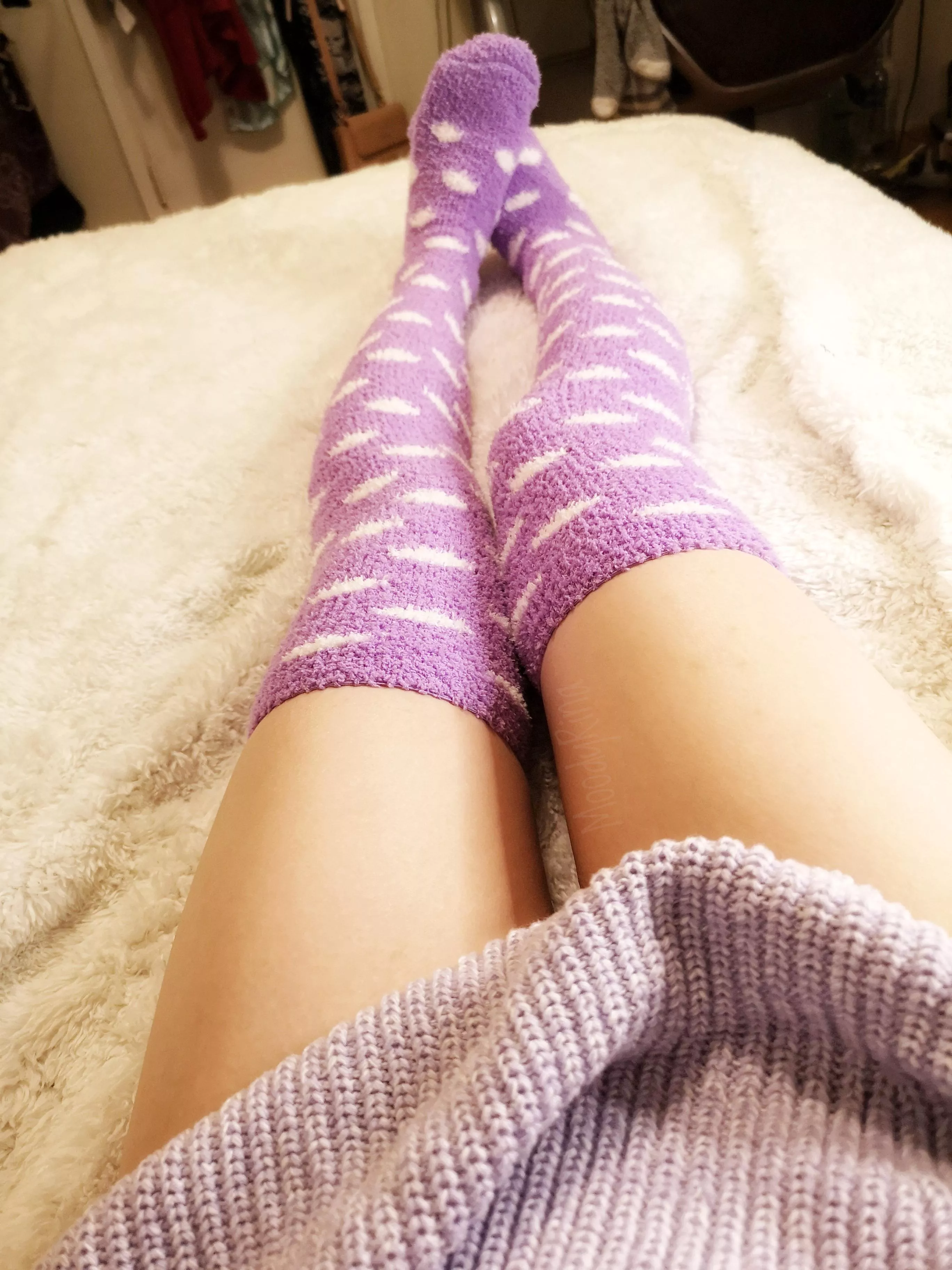 Cozy up with me and stroke my soft thighs through my thigh gap? ?