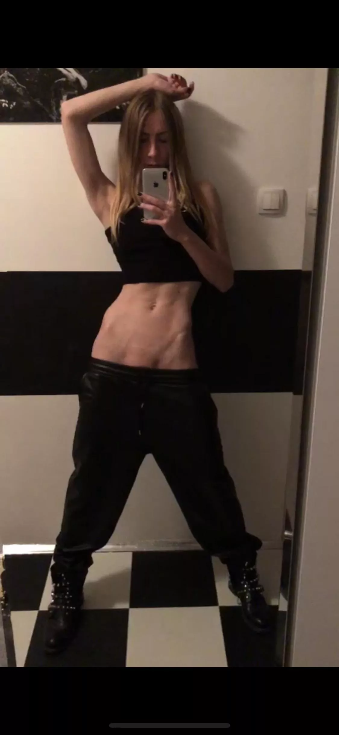 Crop-top + low rise: show the whole midriff Crop-top + low rise: show the whole midriff