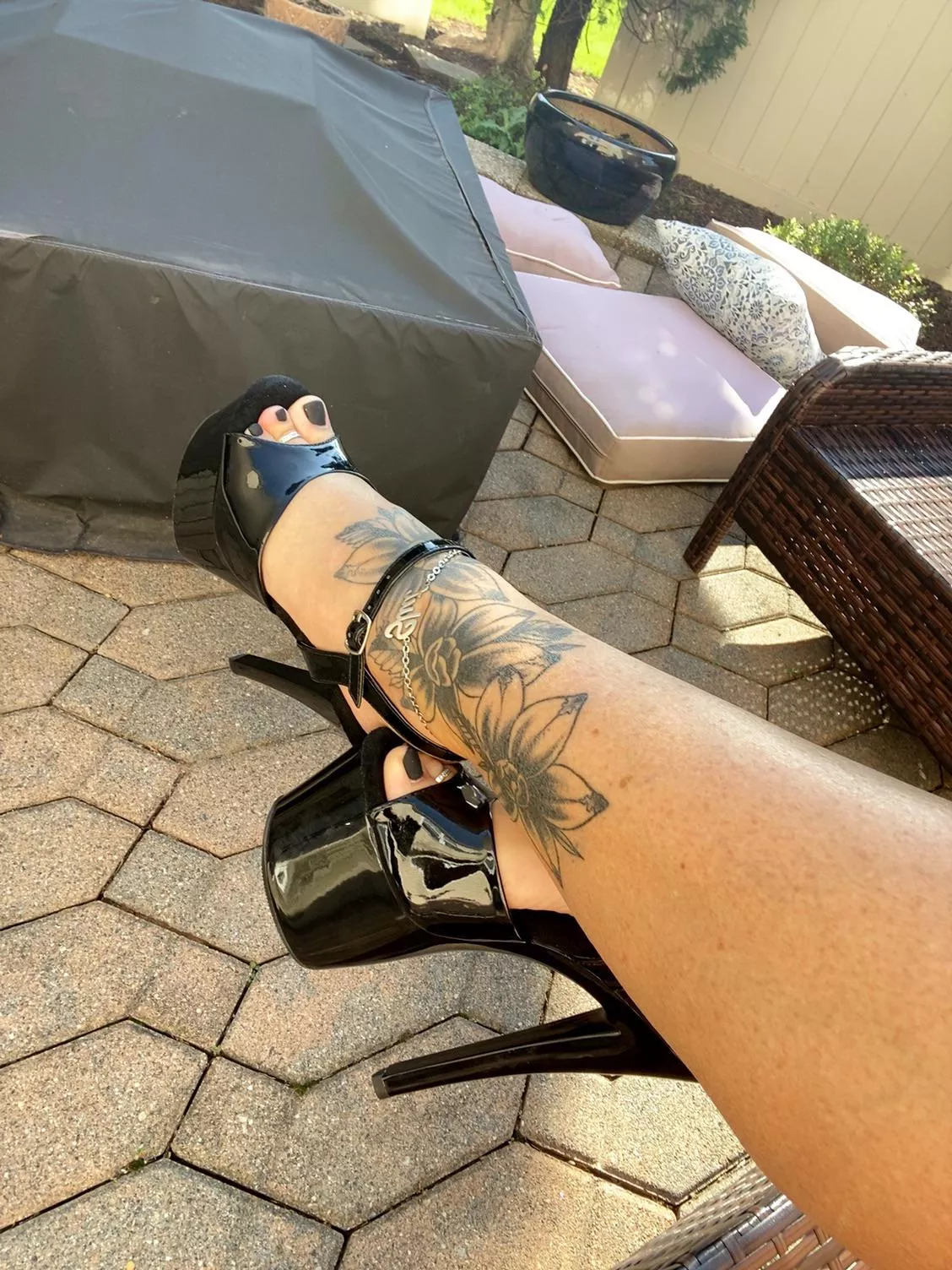 Cum be my foot rest baby!! Then you can pleasure my feet and toes with your tongue!! Cum be my foot rest baby!! Then you can pleasure my feet and toes with your tongue!!