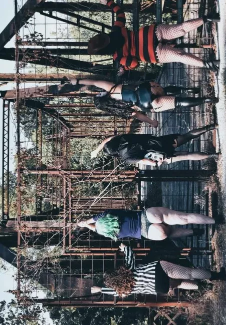 Cum on my wife’s big ass. (Green hair)