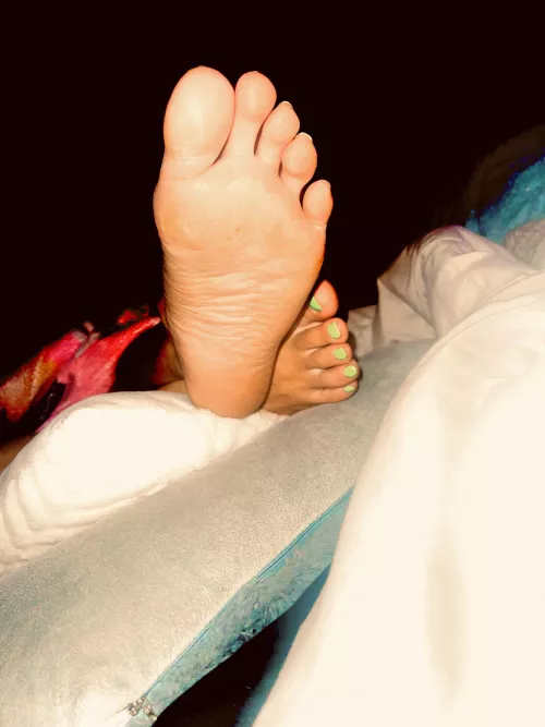 Cum on over and let this 50 yo married mom put my soles on ur (f)ace.