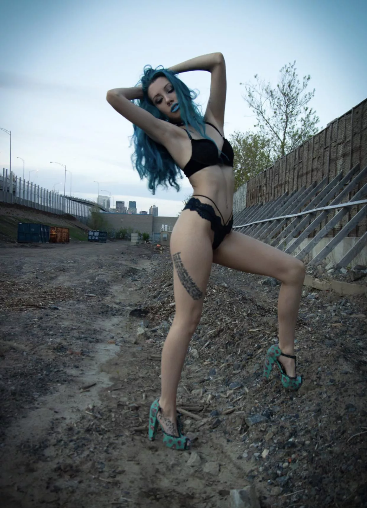 Cum see my new outdoor nudes with the free trial below 🍭🐱 Xomel 💀💙