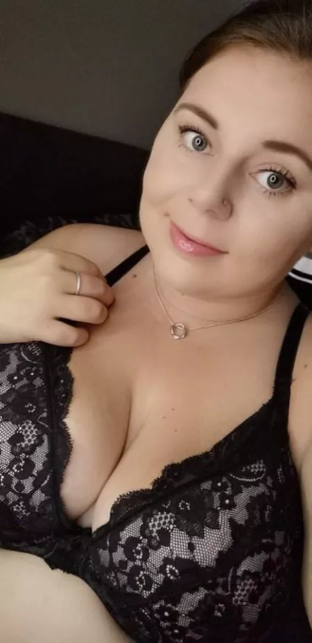 Curious to know how many of you would kick me out of bed... (F) (UK) Curious to know how many of you would kick me out of bed... (F) (UK)