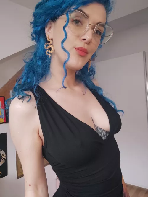 Curly and blue ๐