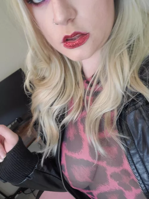 Curvey/chubby with a glitter lip π ππ Curvey/chubby with a glitter lip π ππ
