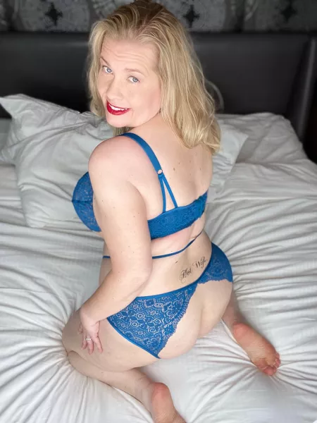 Curvy blonde milf š