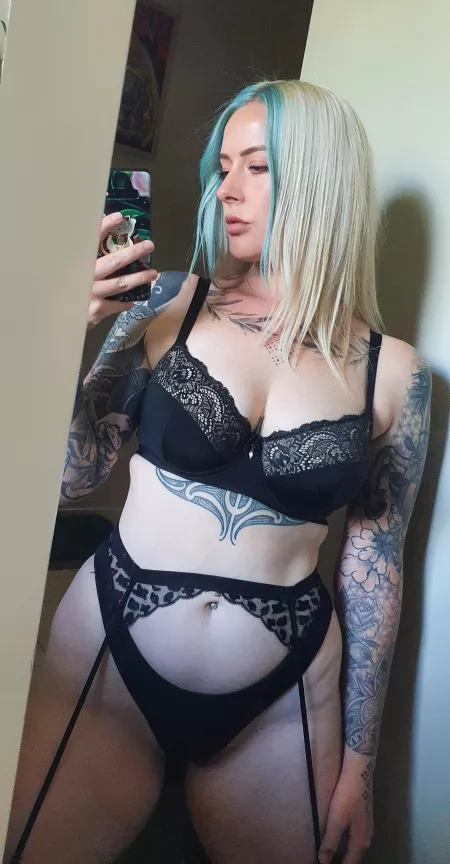 Curvy, pale and tattooed ?.