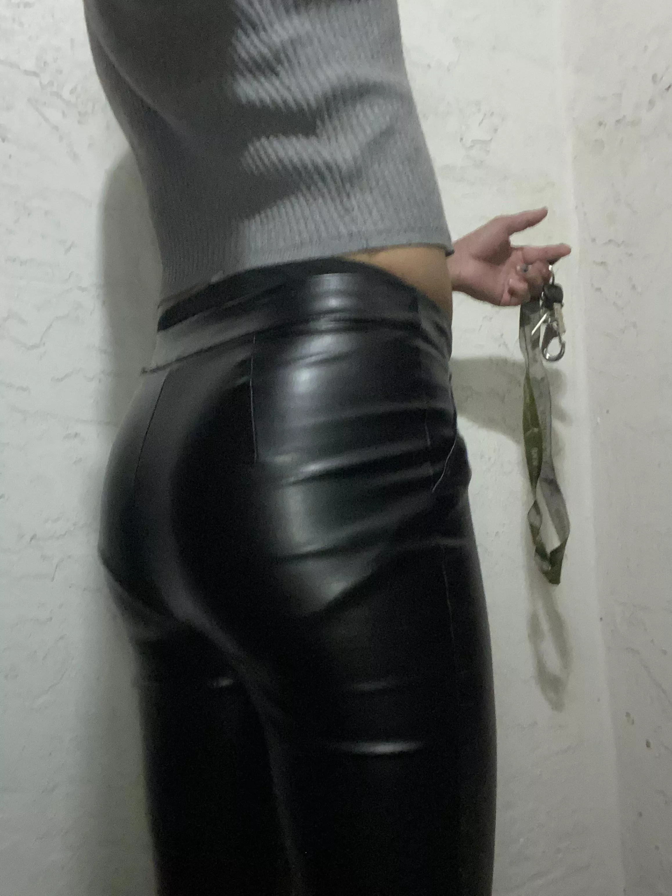 Cute Lil booty in leather pants