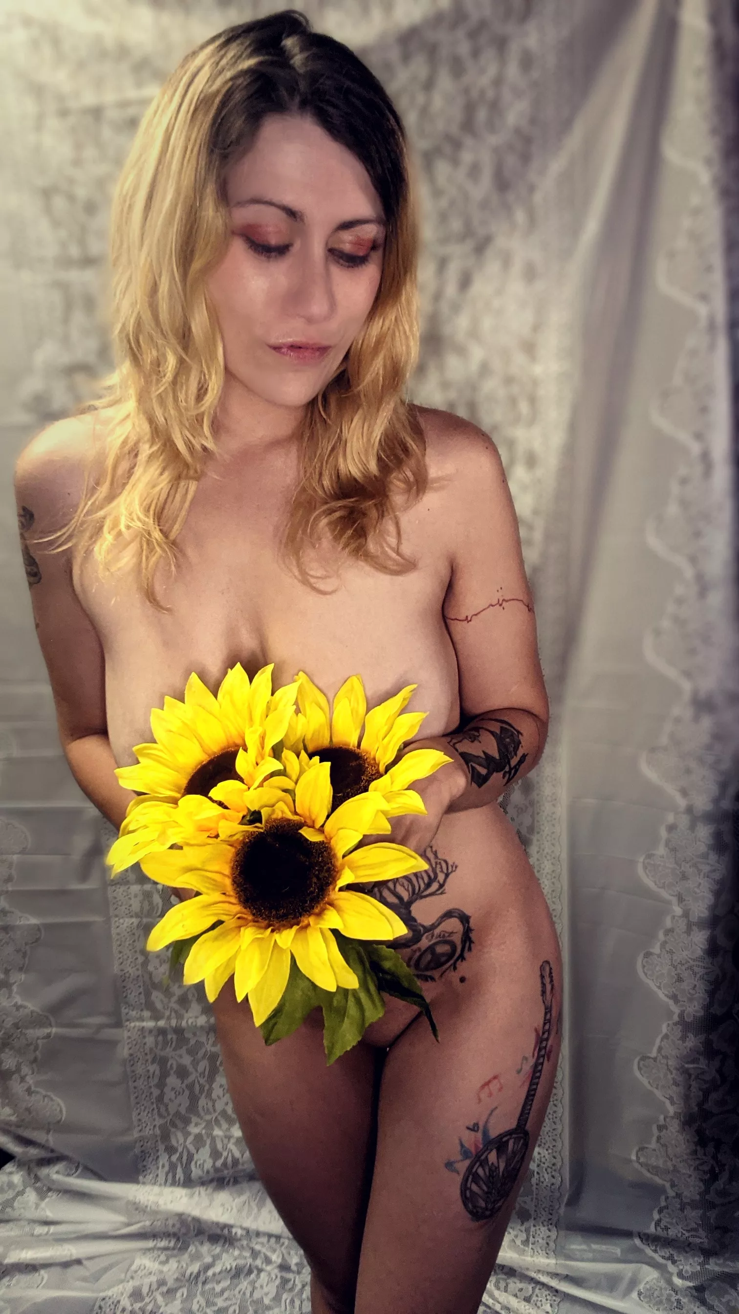 Cute shy and nerdy housewife wanting to show herself to YOU 😘 Free subscription, free to chat. special requests available in private discussion 🤫 Link in comments 👀👀👀