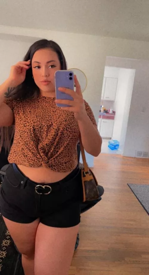 Cute THICK Girl π₯΅ would you pull out or creampie? ππ€°π»