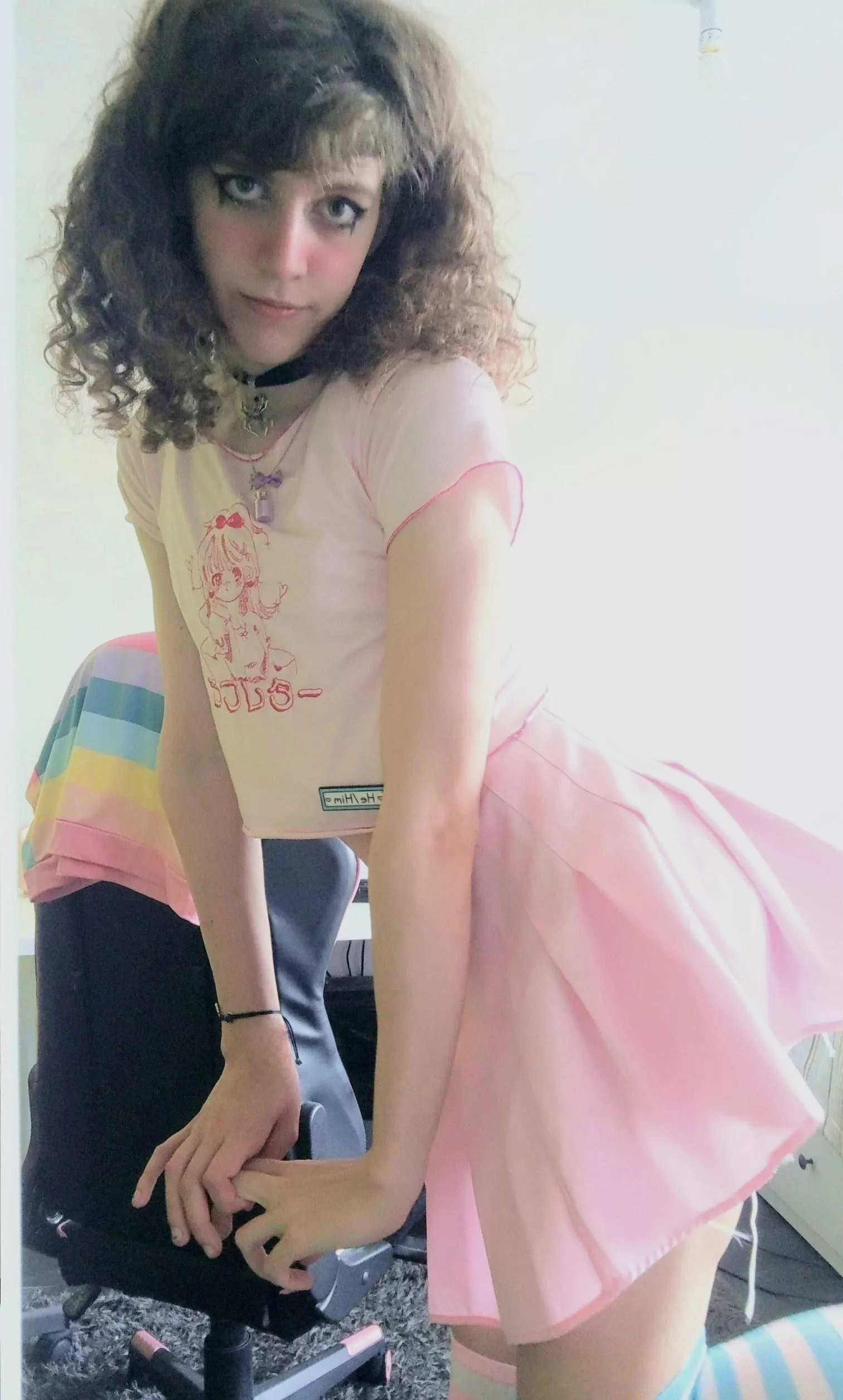 cutesy little leg lift! ><