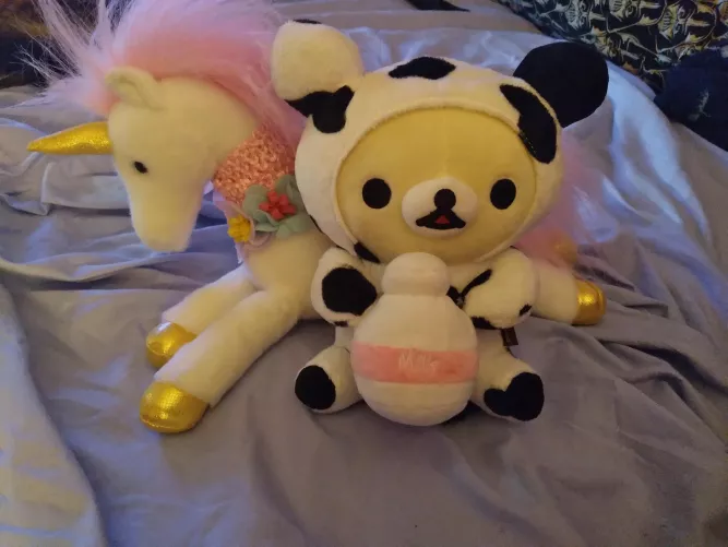 Dada bought me a unicorn, and Daddy got me a bear for Christmas 🎄 ❤ then we all had dinner together and played video games! I feel like such a lucky bb