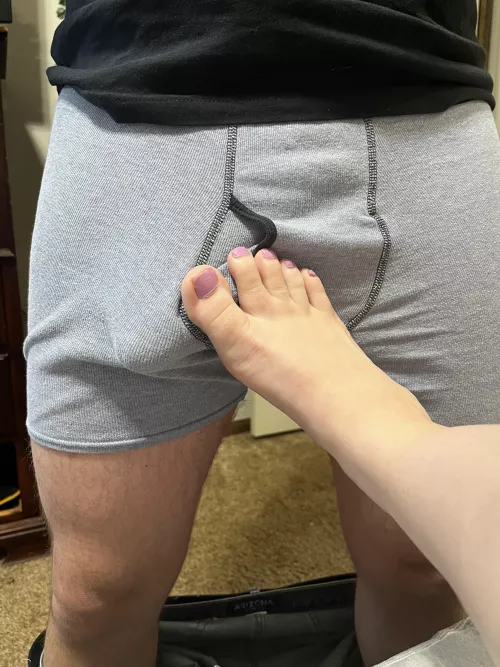 Daddy loves when I rub his hard cock with my feet π¦