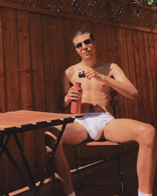 Damn, I wonder whatβs hiding in there. πππ»