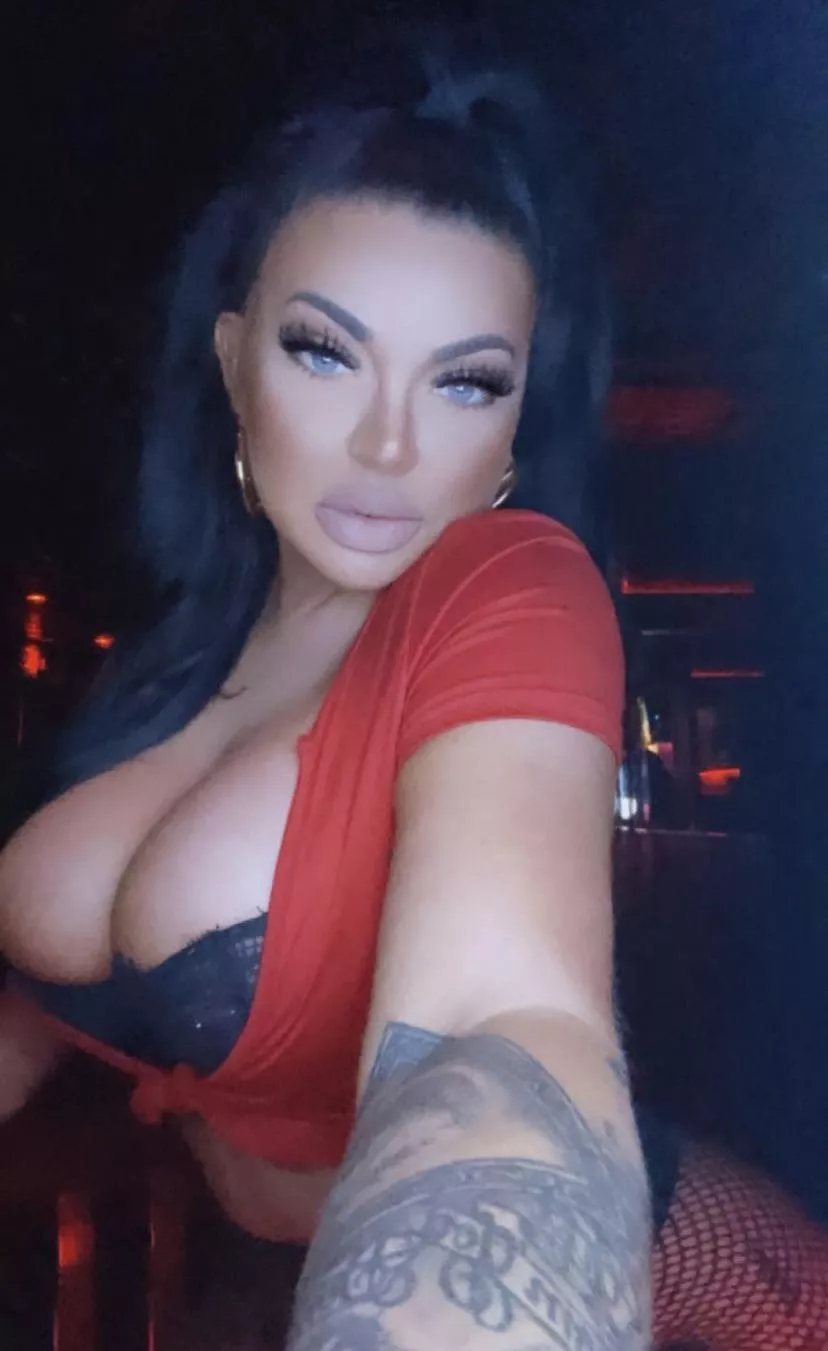 Dark haired bimbo Dark haired bimbo