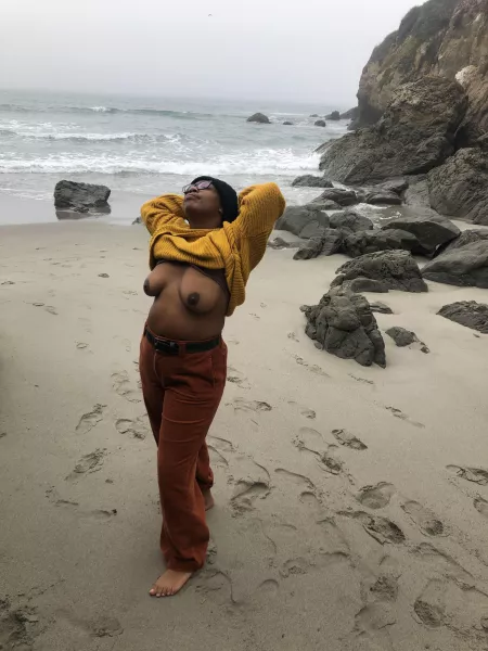 Dark nipples on the beach 🥰