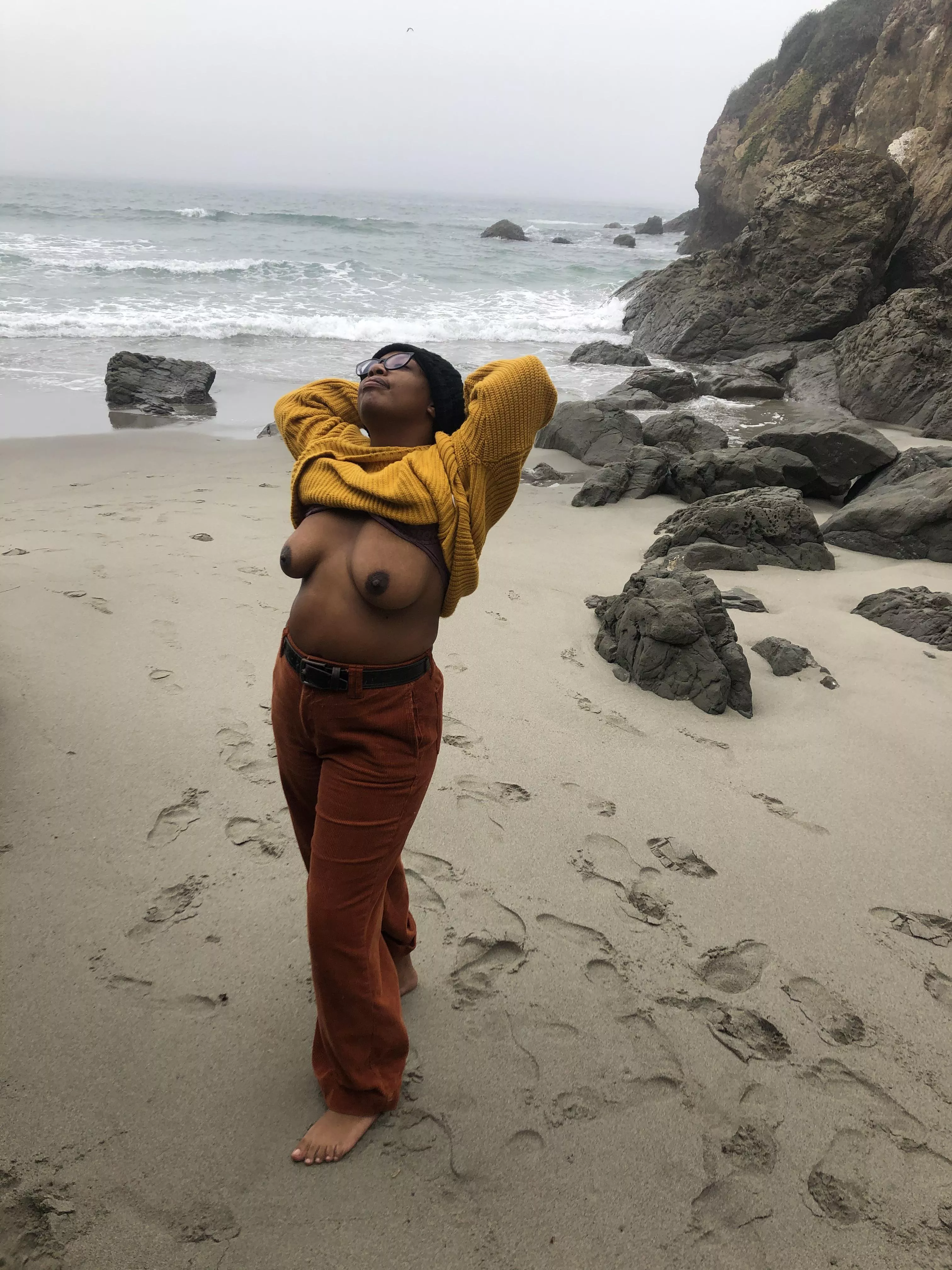 Dark nipples on the beach 🥰