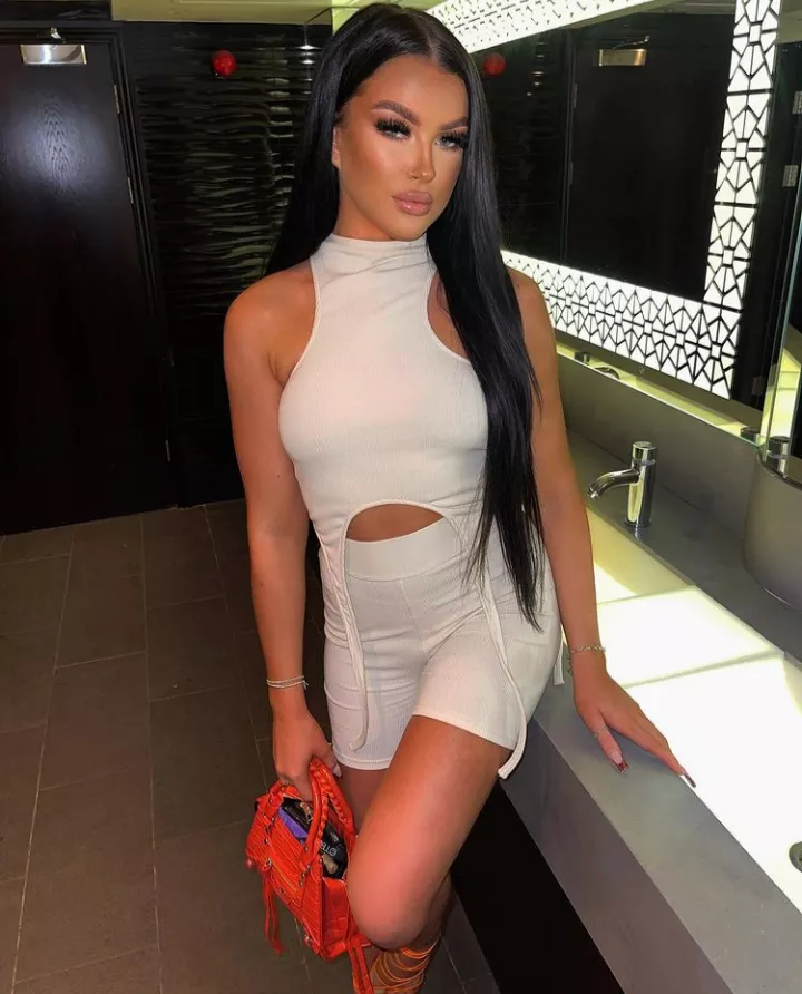 Dark-haired hottie Dark-haired hottie