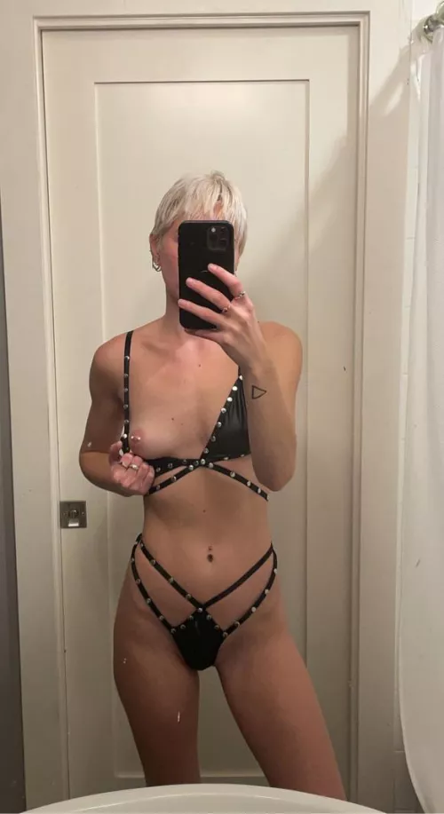 Date, fuck, or marry? 🖤🖤🥀