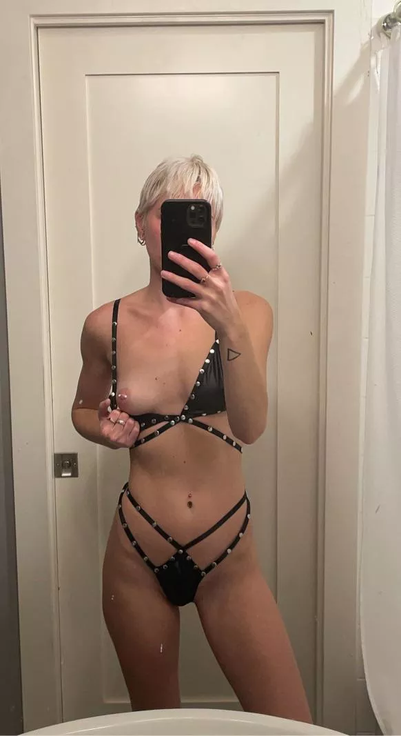 Date, fuck, or marry? 🖤🖤🥀