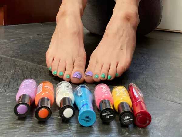 Decisions, decisions…. Wanna help a girl out???? What color speaks to your hmmmm… heart???