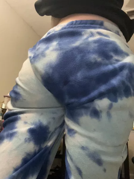 Definitely gotta get more tyedye joggers ☺️ love these so much 😍 also, Y’all are so beautiful ladies Definitely gotta get more tyedye joggers ☺️ love these so much 😍 also, Y’all are so beautiful ladies