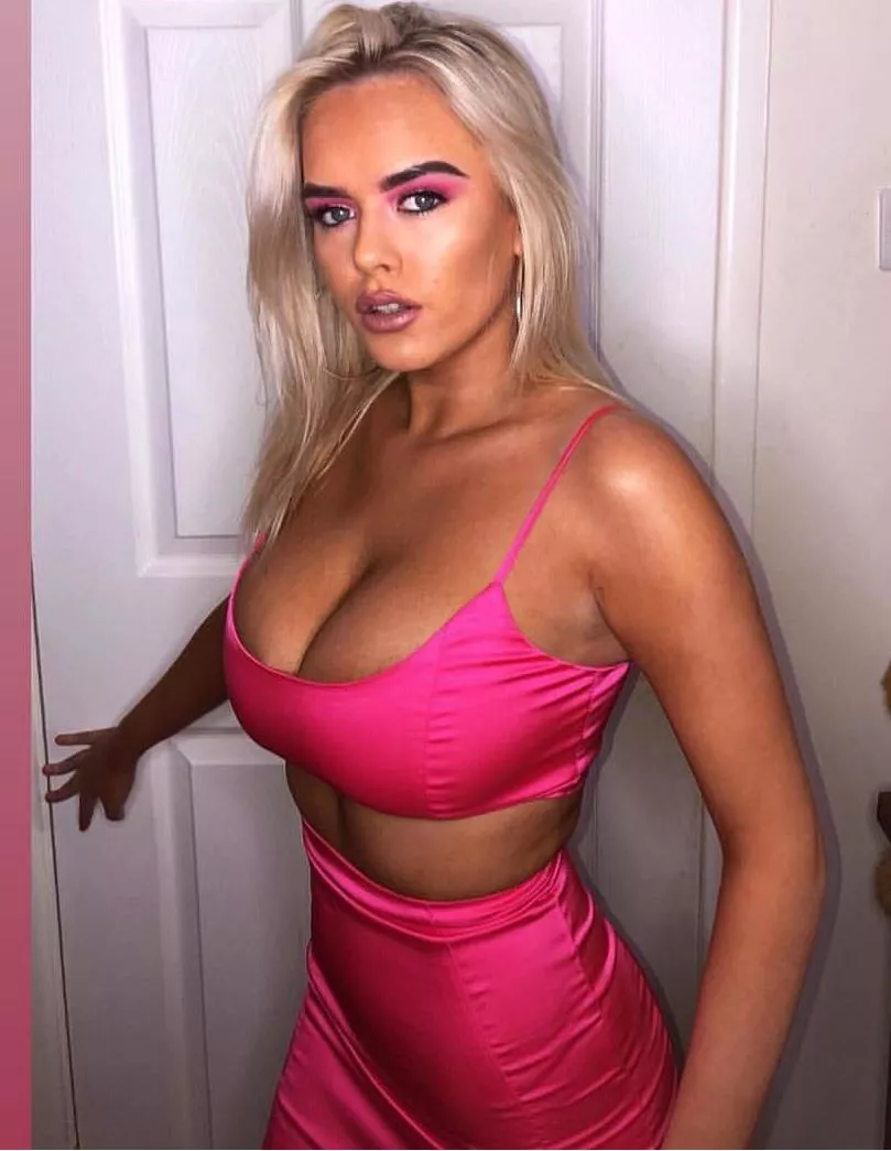 Delicious giant titty blonde chav Delicious giant titty blonde chav
