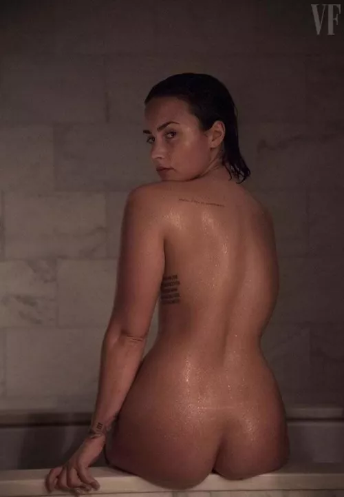 Demi Lovato showing off her tight little naked ass Demi Lovato showing off her tight little naked ass