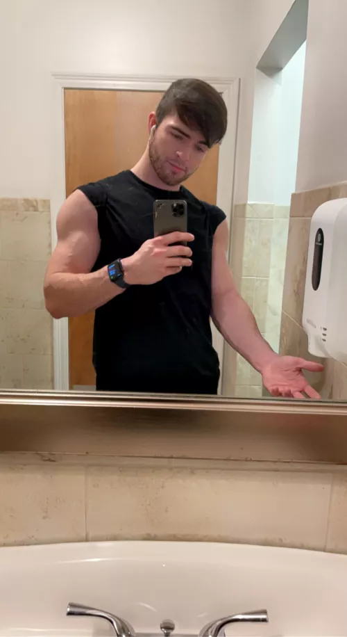 did i run to the mirror after working biceps? yes, yes i did.