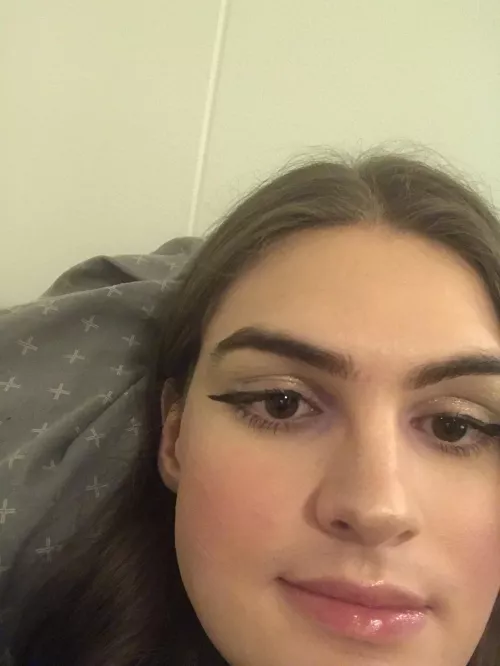 Did some makeup (eyeliner is freaking hard) Did some makeup (eyeliner is freaking hard)