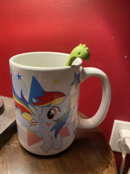 Dino tea diffuser with a rainbow dash mug is how I drink my sleepy time tea 💖🦕🦄